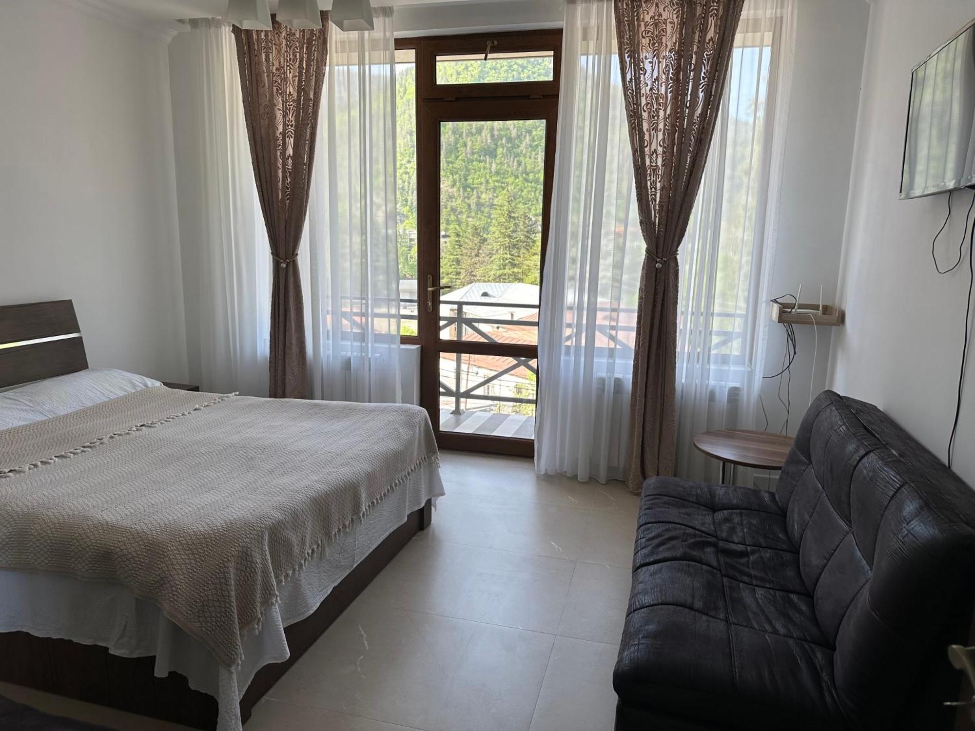 Guest House Nana Боржоми Екстериор снимка